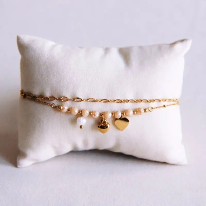 Doppelarmband mit Minifacetten Herzen und einer Perle beige