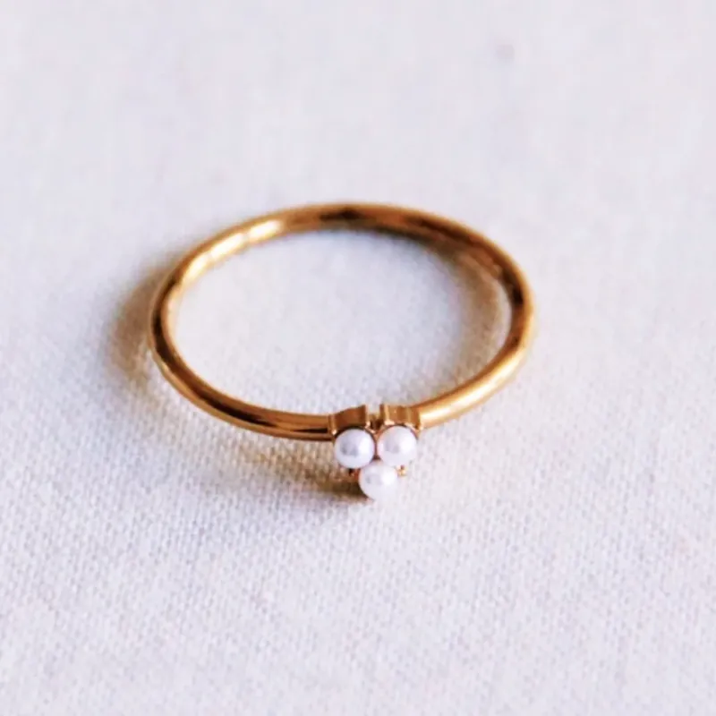 Minimalistischer Ring mit 3 Mini-Perlen gold